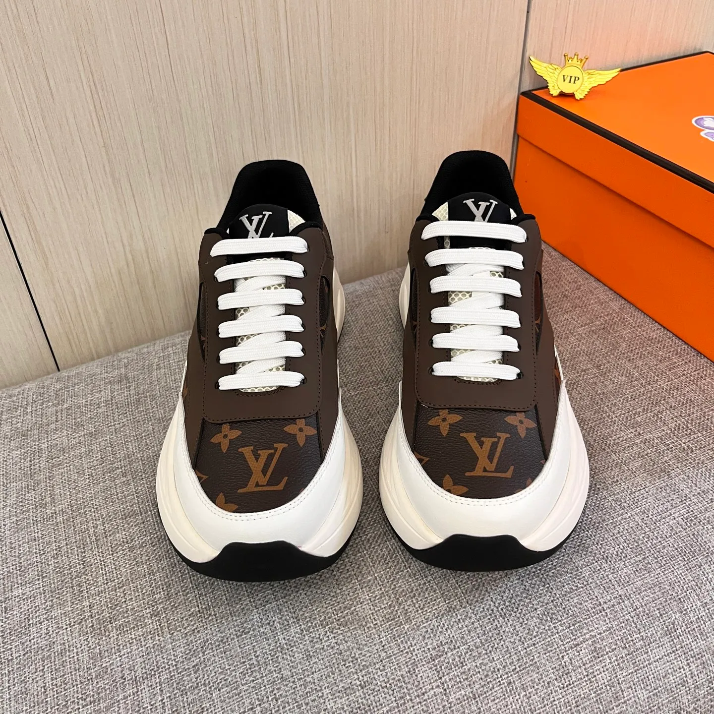 🚘🚘Factory batch 460 men's shoes💰[LV]🔥 Louis Vuitton, high-end men's shoes brand, official website 1:1 latest masterpiece: the upper is made of Italian imported first-layer cowhide with a comfortable and breathable lining➕original non-slip and wear-resistant outsole🔥, making walking more convenient and comfortable! An exclusive new model, a stunning work, a beautiful 1:1 replica [color] compared to the official quality! Create a fashionable personality to set off your uniqueness! A must-have for trendy men! Classic 🔥Size: 38-44 Color: 🔥 2⃣️colors available🔥.
